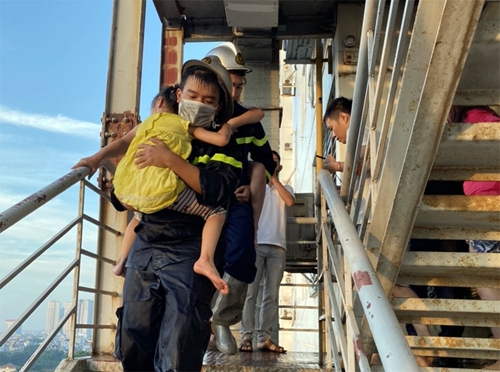 Cháy ở Hà Nội: Cứu 4 người trong vụ cháy chung cư ở Hà Đông
